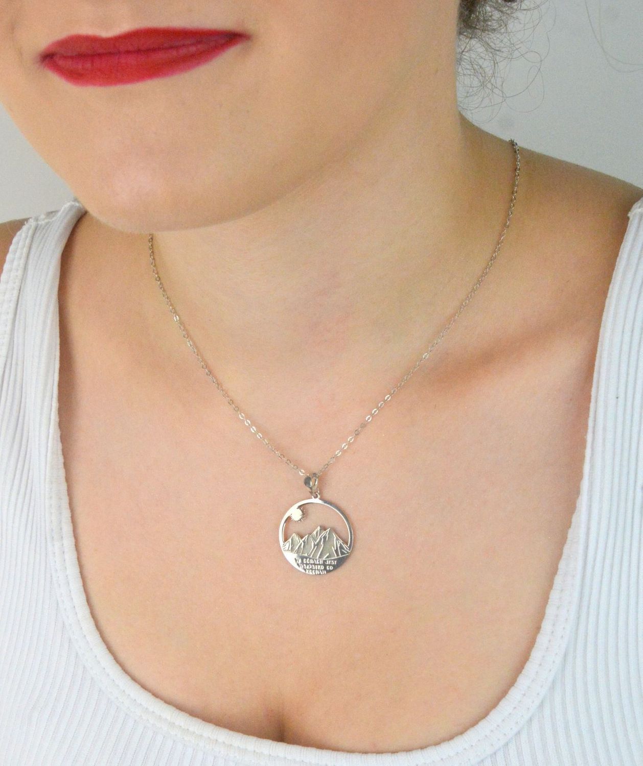 Srebrny naszyjnik z motywem gór (925) – DIA-NSZ-NR R440-925. Personalizacja z grawerem gratis! Idealny prezent dla miłośnika natury. Bez niklu, regulowana długość, eleganckie opakowanie.1.jpg